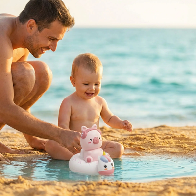 bebe bord mer regarde avec papa jouet de bain flotte