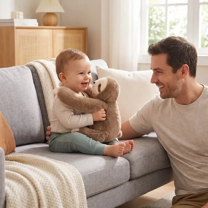 bébé canape tient peluche bebe entoure cou bébé-papa-surveille