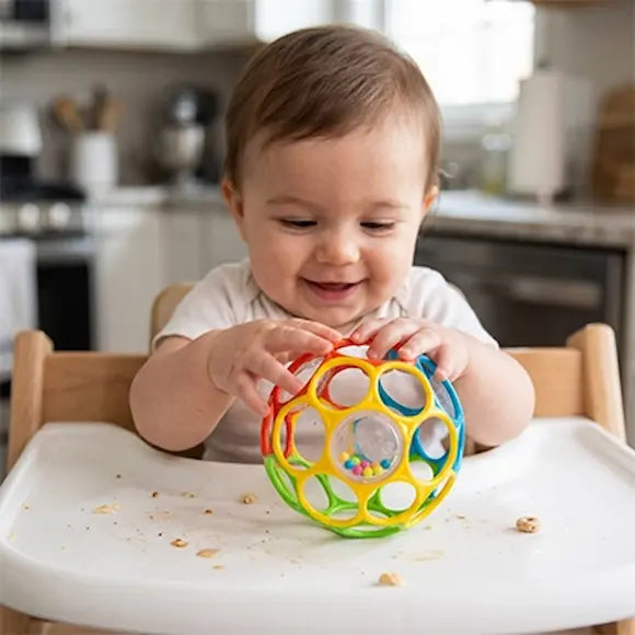 bébé chaise haute cuisine joue balle sensorielle bebe