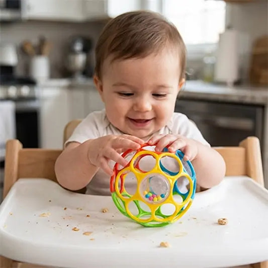 bébé chaise haute cuisine joue balle sensorielle bebe