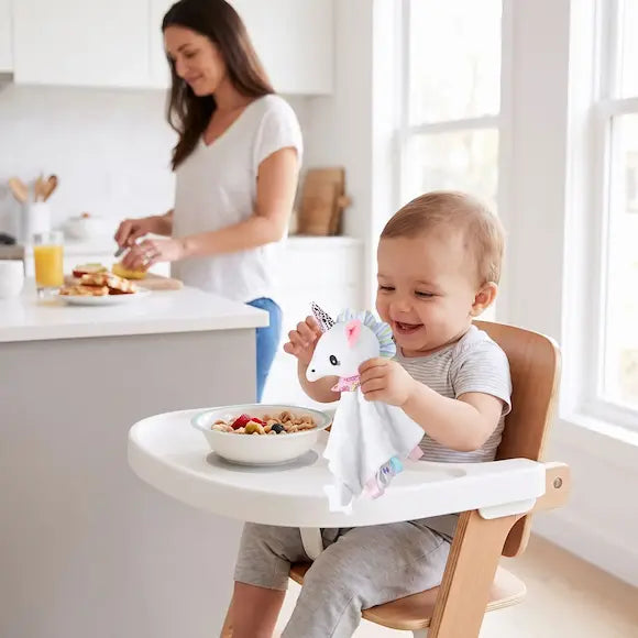 bébé chaise haute joue doudou bebe maman cuisine