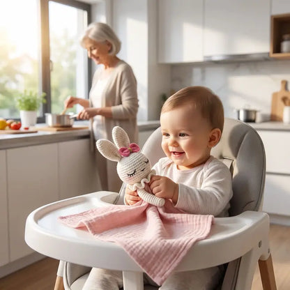 bébé chaise haute joue doudou bébé mamie cuisine