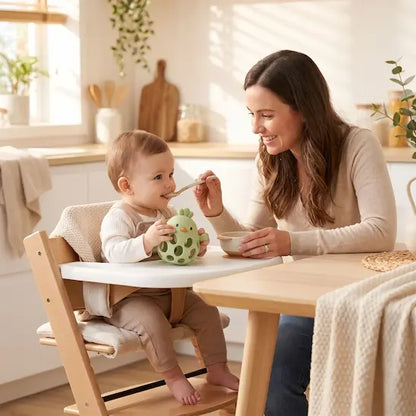 bébé chaise tient anneau de dentition bébé maman donne repas