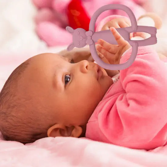 bébé couche tient anneau de dentition bébé