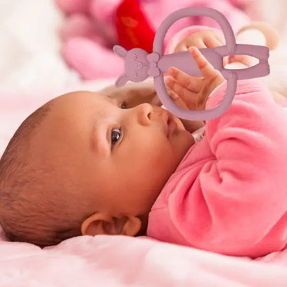 bébé couche tient anneau de dentition bébé