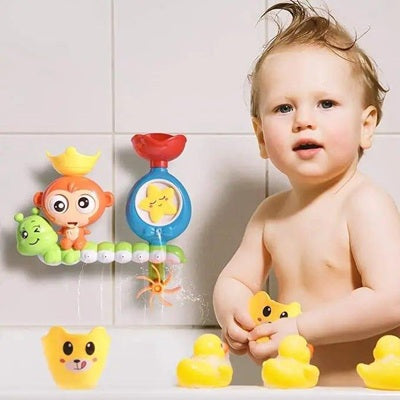 bebe dans bain joue avec jouet baignoire bebe