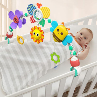 bebe dans berceau regarde mobile pour bebe