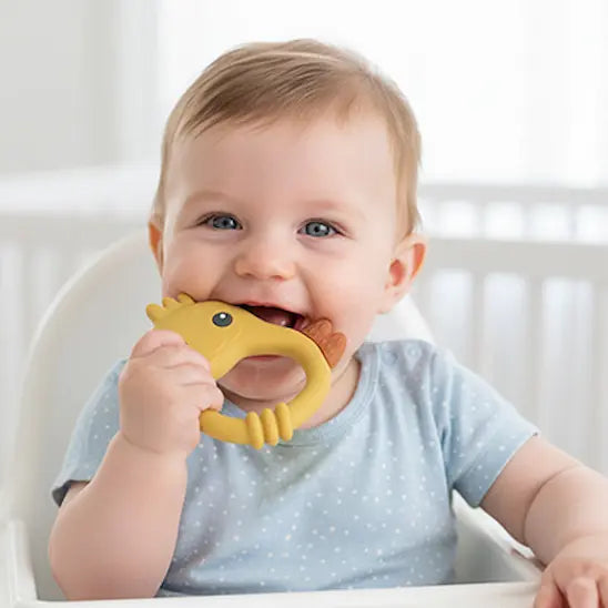 bébé dans chaise haute mord anneau dentition bebe perroquet jaune