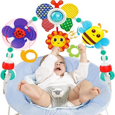 bebe dans cosy joue avec mobile pour bebe