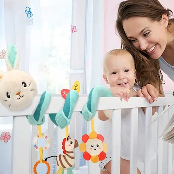 bébé debout berceau hochet enroulé autour barreau maman sourit