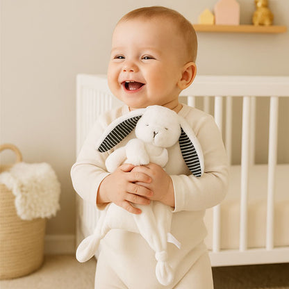 bebe debout devant berceau tient doudou bebe
