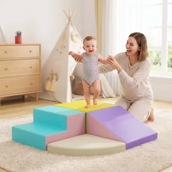 bébé debout maman tient sur parcours motricité bebe