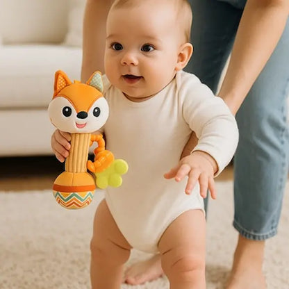 bébé debout tapis tient hochet bébé maman tient bébé