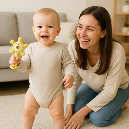 bébé debout tient hochet bebe jaune