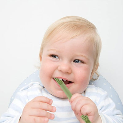 bebe deux dents tient anneau dentition bebe