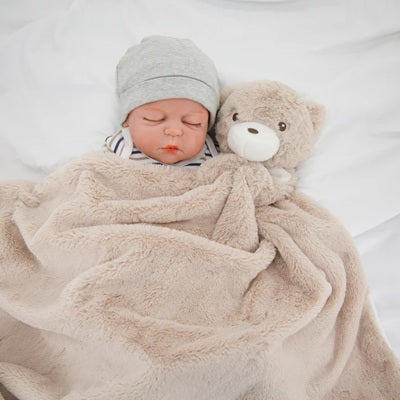 bebe dort avec doudou pour bebe ourson
