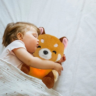 bebe dort avec peluche qui respire dans bras