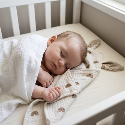 bebe dort berceau cote enroule doudou couverture avec doudou bebe