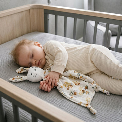 bebe dort berceau doudou bebe tissus fleuri dans bras