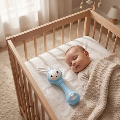 bébé dort berceau hochet bébé lapin bleu près tête bébé