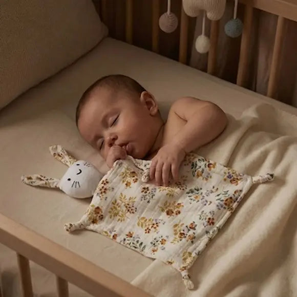 bébé dort berceau pouce bouche main caresse doudou bebe fleuri