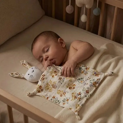 bébé dort berceau pouce bouche main caresse doudou bebe fleuri
