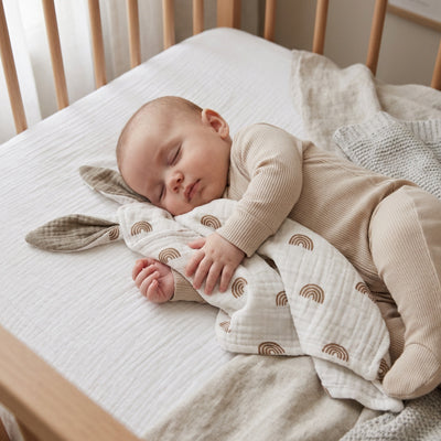 bebe dort berceau sur cote doudou bebe dans bras