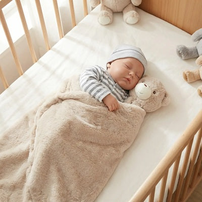 bebe dort dans berceau avec doudou pour bebe ourson