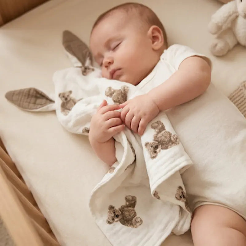 bébé dort doudou bebe dans bras