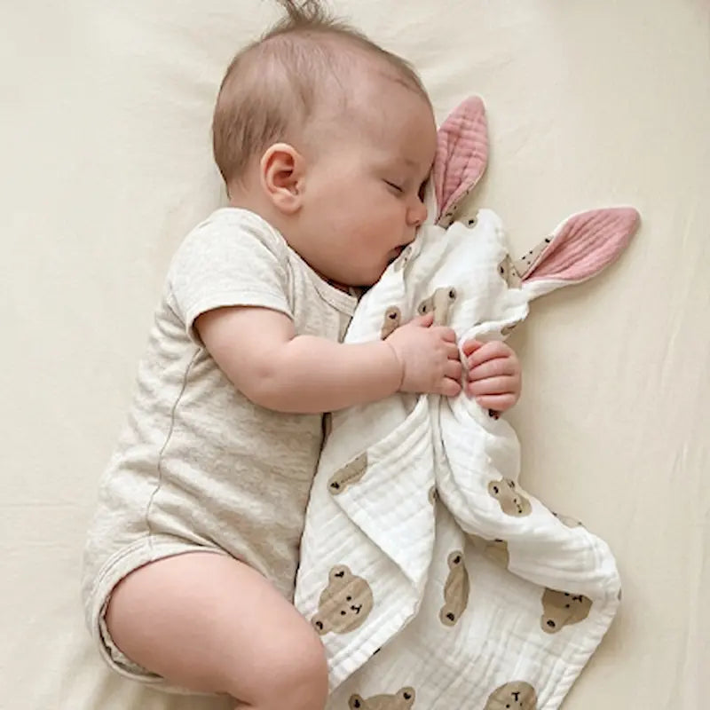 bébé dort lit doudou bebe ourson dans bras près visage