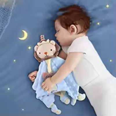 bebe dort paisiblement avec doudou bebe lion bras