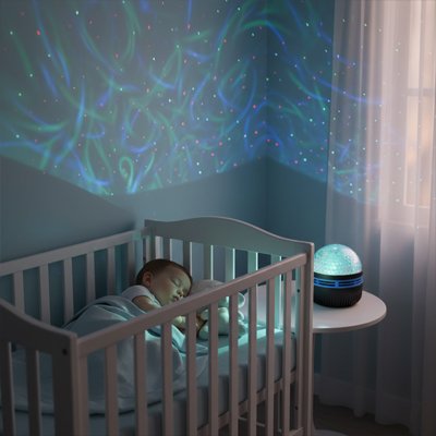 bébé dort paisiblement berceau veilleuse projection bebe table chevet 