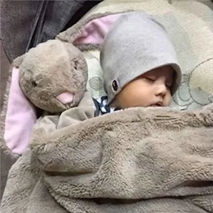 bébé dort paisiblement couverture doudou pour bebe lapin gris