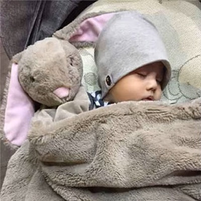 bebe dort paisiblement dans doudou pour bebe lapin
