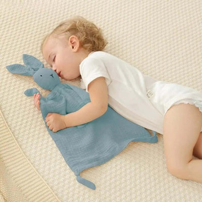 bebe dort sereinement lit avec doudou bebe lapin bleu