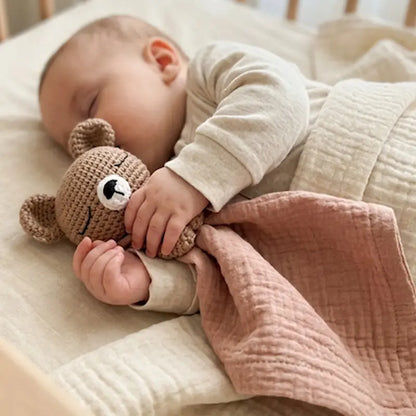 bébé dort sur côté doudou bébé ourson dans bras