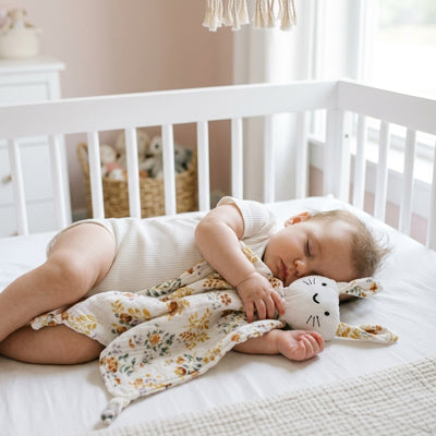 bebe dort sur cote doudou bebe tissu fleuri dans bras