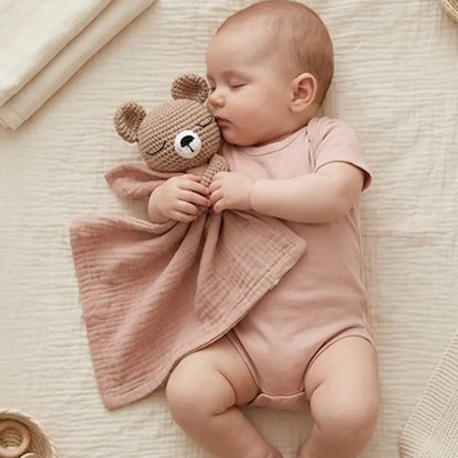 bébé dort sur dos doudou bébé dans bras près visage