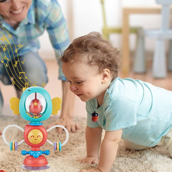 bebe emerveille joue avec hochet