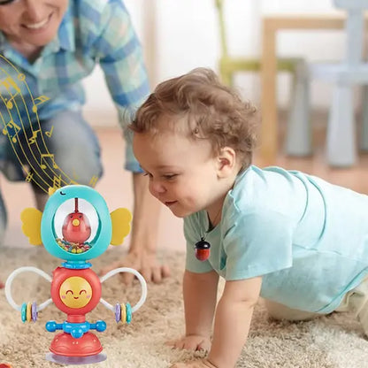 bébé émerveillé quatre pattes devant hochet