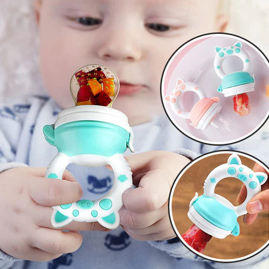 bebe emerveille tient grignoteuse bebe