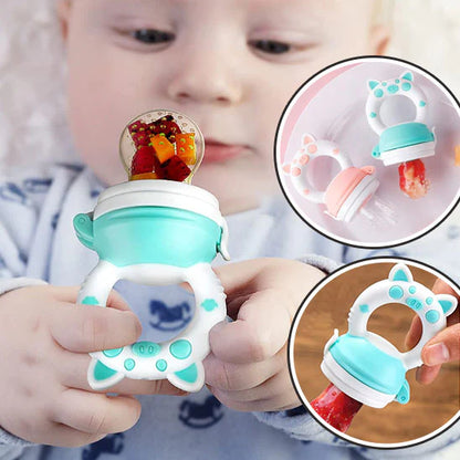 bebe emerveille tient grignoteuse bebe