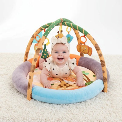 bebe fille allonge ventre sur tapis d eveil bebe girafe