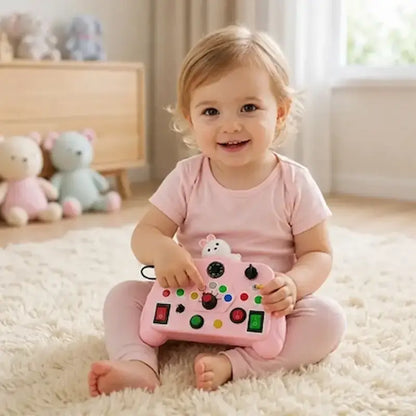 bebe fille assis tapis joue busy board bebe rose 