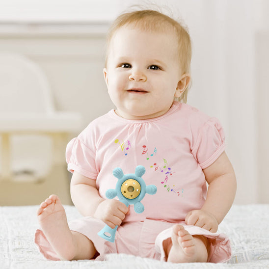 bebe fille tient hochet bebe