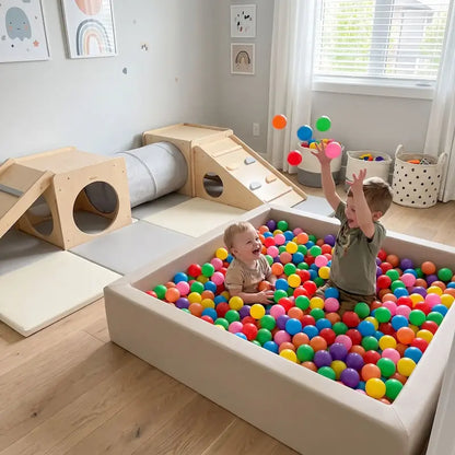 bébé frère jouent balles piscine à balles chambre