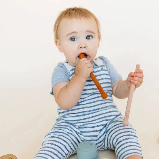 bébé frotte anneau dentition bébé marron tient rose