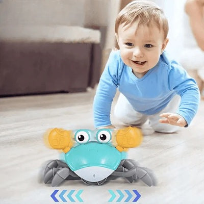 bebe garcon joue jouet bebe crabe bleu