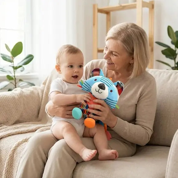 bébé genou mamie canapé tient peluche bebe raton laveur