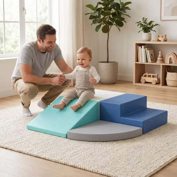 bébé glisse toboggan parcours motricité bebe papa accroupi surveille bébé